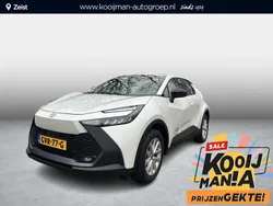 Platinum pearl white parelmoer (wit parelmoer) Gebruikt 2024 Toyota C-HR Active SUV | € 38.900 (Super prijs)