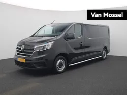 Midnightzwart d68 Gebruikt 2023 Renault Trafic Komfort Van | € 22.430 (Eerlijke prijs)