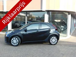 Zwart Gebruikt 2022 Toyota Aygo Play Hatchback | € 15.900 (Eerlijke prijs)