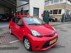 Rood Gebruikt 2014 Toyota Aygo Hatchback | € 3.999 (Super prijs)