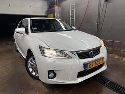 Wit (metallic) Gebruikt 2012 Lexus CT200h Hatchback | € 6.650 (Eerlijke prijs)
