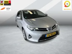 Grijs, metallic lak Gebruikt 2014 Toyota Auris Hybrid Executive Hatchback | € 10.450 (Eerlijke prijs)
