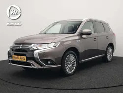 Bruin, metallic lak Gebruikt 2020 Mitsubishi Outlander Intense SUV | € 26.430 (Eerlijke prijs)