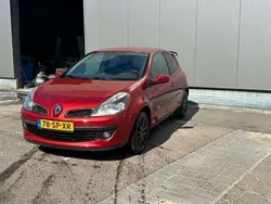 Rood Gebruikt 2006 Renault Clio II Luxe Hatchback | € 1.000 (Goede deal)