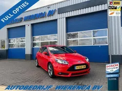 Rood Gebruikt 2014 Ford Focus ST Hatchback | € 17.999 (Eerlijke prijs)