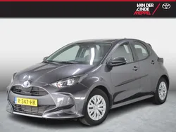 Grijs, metallic lak Gebruikt 2022 Toyota Yaris Hybrid Active Hatchback | € 22.450 (Eerlijke prijs)