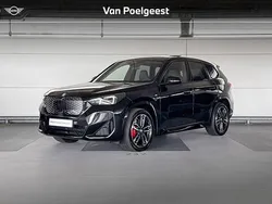 Saphirschwarz metallic (zwart metallic) Gebruikt 2024 BMW iX1 M Sport SUV | € 39.900 (Goede deal)