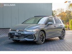 Grijs (metallic) Gebruikt 2025 VW Golf VIII R-line Sedan | € 40.950 (Duur)