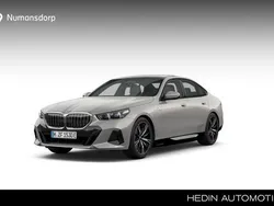 Grijs Nieuw 2025 BMW 530e M Sport Sedan | € 86.141 (Duur)