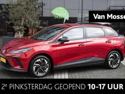 Rood, metallic lak Nieuw 2025 MG MG4 EV Hatchback | € 26.600 (Iets duurder)