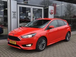 Rood Gebruikt 2018 Ford Focus ST-Line Hatchback | € 14.750 (Eerlijke prijs)