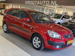 Rood (metallic) Gebruikt 2009 Kia Rio Hatchback | € 2.944 (Eerlijke prijs)