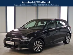 Zwart, metallic lak Gebruikt 2023 VW Golf VIII Style Hatchback | € 28.950 (Eerlijke prijs)