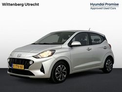 Sleek silver metallic (rys) Gebruikt 2021 Hyundai i10 Comfort Hatchback | € 13.900 (Eerlijke prijs)