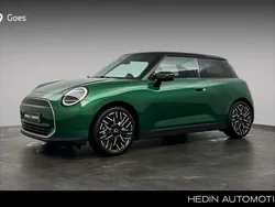 Groen, metallic lak Nieuw 2025 Mini Cooper Favoured Hatchback | € 35.977 (Goede deal)