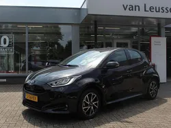 Zwart Gebruikt 2023 Toyota Yaris Hybrid Hatchback | € 20.990 (Eerlijke prijs)