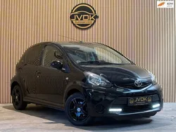 Zwart, metallic lak Gebruikt 2012 Toyota Aygo Edition Hatchback | € 6.440 (Eerlijke prijs)
