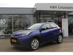 Blauw, metallic lak Gebruikt 2023 Toyota Aygo Play Hatchback | € 15.900 (Eerlijke prijs)