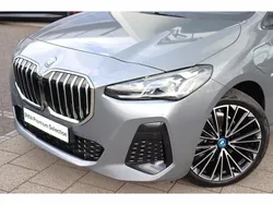 Skyscraper grey (grijs metallic) Gebruikt 2024 BMW 225 Active Tourer Comfort Edition MPV | € 44.950 (Eerlijke prijs)