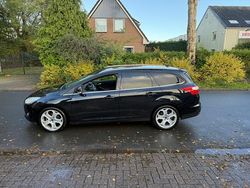Zwart (metallic) Gebruikt 2013 Ford Focus Titanium Stationwagen | € 4.950