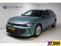 Blauw, metallic lak Gebruikt 2025 VW Passat Business Stationwagen | € 41.950 (Iets duurder)