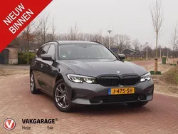 Grijs Gebruikt 2020 BMW 318 Executive Stationwagen | € 24.995 (Eerlijke prijs)
