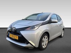 Grijs Gebruikt 2015 Toyota Aygo X-play Hatchback | € 8.230 (Eerlijke prijs)