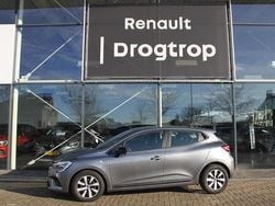 Gris highland (grijs metallic) Gebruikt 2022 Renault Clio V Equilibre Hatchback | € 14.925 (Goede deal)