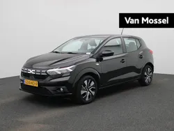 Zwart, metallic lak Gebruikt 2024 Dacia Sandero Expression Hatchback | € 18.940 (Eerlijke prijs)