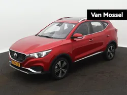 Rood, metallic lak Gebruikt 2020 MG ZS Luxury Sedan | € 15.495 (Eerlijke prijs)