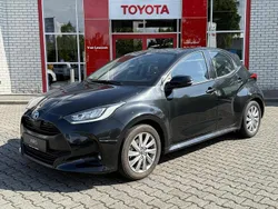 Zwart Gebruikt 2023 Toyota Yaris Hatchback | € 22.900 (Eerlijke prijs)
