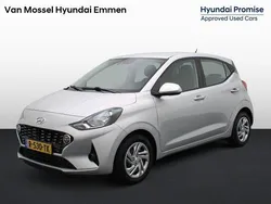 Sleek silver metallic (rys) Gebruikt 2022 Hyundai i10 Comfort Hatchback | € 12.240 (Eerlijke prijs)