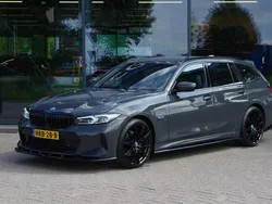 Grijs Gebruikt 2023 BMW 330e M Sport Stationwagen | € 47.450 (Eerlijke prijs)