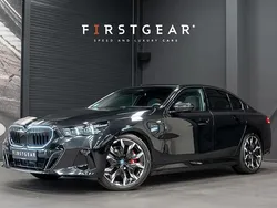 Zwart Gebruikt 2025 BMW 550e M Sport Sedan | € 94.900 (Eerlijke prijs)
