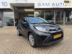 Zwart Gebruikt 2024 Toyota Aygo Play Hatchback | € 17.450 (Eerlijke prijs)