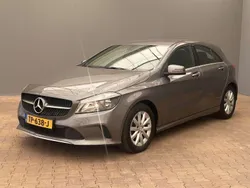 Grijs, metallic lak Gebruikt 2017 Mercedes A180 Hatchback | € 15.900 (Eerlijke prijs)