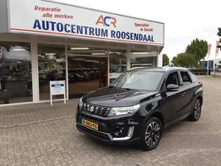 Zwart, metallic lak Gebruikt 2022 Suzuki Vitara Style SUV | € 22.949 (Eerlijke prijs)