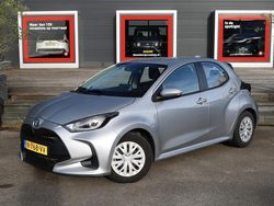 Grijs Gebruikt 2022 Toyota Yaris Hybrid Active Hatchback | € 19.900 (Eerlijke prijs)
