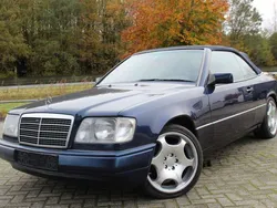 Blauw, metallic lak Gebruikt 1995 Mercedes E220 Cabriolet | € 17.999