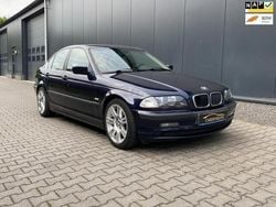 Blauw, metallic lak Gebruikt 1998 BMW 323 Executive Sedan | € 1.799