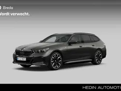 Grijs Gebruikt 2025 BMW 550e M Sport Stationwagen | € 91.880