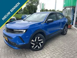 Blauw, metallic lak Gebruikt 2024 Opel Mokka SUV | € 22.950 (Eerlijke prijs)