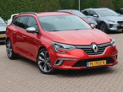 Rood, metallic lak Gebruikt 2017 Renault Mégane GT Line Bose Edition Stationwagen | € 12.950 (Eerlijke prijs)