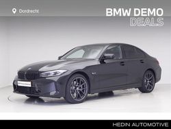 Saphirschwarz metallic (zwart metallic) Gebruikt 2024 BMW 320e Shadowline Sedan | € 41.895 (Eerlijke prijs)