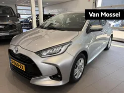 Grijs Gebruikt 2023 Toyota Yaris Hybrid Business Edition Hatchback | € 21.295 (Eerlijke prijs)