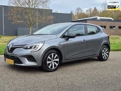 Grijs (metallic) Gebruikt 2022 Renault Clio V Equilibre Hatchback | € 14.950 (Eerlijke prijs)