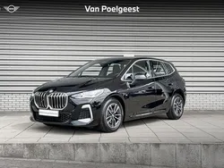 Saphirschwarz metallic (zwart metallic) Gebruikt 2024 BMW 218 M Sport Stationwagen | € 39.900