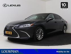 Graphite black metallic (donker zwart metallic) Gebruikt 2021 Lexus ES300H Business Edition Sedan | € 36.950 (Duur)