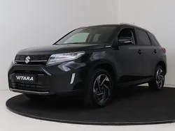 Zwart, metallic lak Nieuw 2025 Suzuki Vitara Style SUV | € 33.448 (Iets duurder)