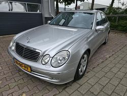 Grijs, metallic lak Gebruikt 2005 Mercedes E200 Sedan | € 6.495 (Eerlijke prijs)